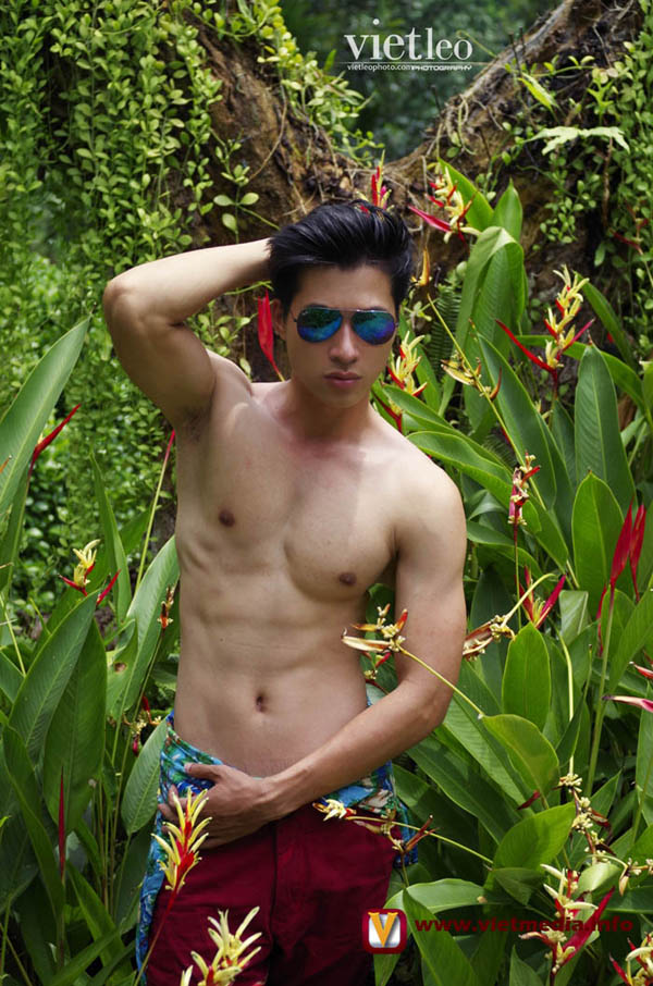 Chàng siêu mẫu phong cách Võ Văn Nam tươi trẻ với tông màu hè nhiệt đới Hawaii